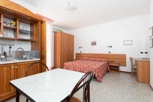 Una habitación con una cama y una mesa y una cocina. en Hotel Residence Des Bains, en Cesenatico 14 fotos más