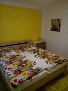 ein Bett mit Blumen darauf in einem Schlafzimmer in der Unterkunft Ferienwohnung Liselotte in Brotterode