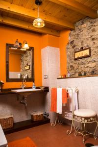 ein Bad mit einem Waschbecken und einem Spiegel in der Unterkunft Casa Azulete in Bimenes