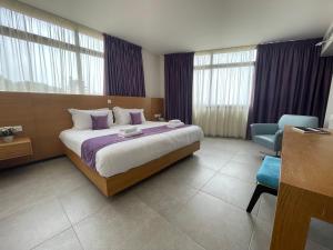 Postel nebo postele na pokoji v ubytování Majestic Byblos Grand Hotel