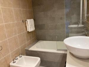 Ένα μπάνιο στο GUEST PATAGONIA HOUSE +16 φωτογραφίες