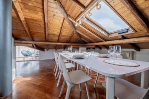 jadalnia z białym stołem i krzesłami w obiekcie Realkasa Attico Indipendenza w Bolonii