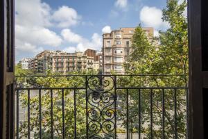 uma vista para a cidade a partir de uma varanda em 21par1005 - Beautiful Apartment in Paral-lel em Barcelona