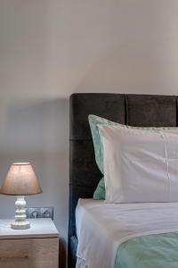 A bed or beds in a room at TAKIS GUESTHOUSE-Orneda-HERMOUPOLIS