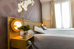 a hotel room with a bed and a mirror at Abc Champerret in Levallois-Perret
