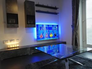 una mesa de cristal en una habitación con una pared azul en StayNEC LAMPREY- Lux Apartment - Birmingham - For Company, Contractor & Leisure Stays NEC, HS2, JLR, Airport, en Kingshurst