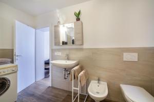 A bathroom at Haus Reimon Apt Reinhard Még 13 kép
