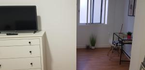 Televízia a/alebo spoločenská miestnosť v ubytovaní Apartamento cerca de la Playa de Las Canteras