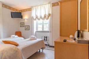 una camera da letto con due letti e una finestra di Lucca Franco's Villa a Diecimo
