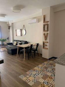 Ein Sitzbereich in der Unterkunft Apartamentos San Miguel