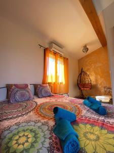 Un dormitorio con una cama con dos ositos de peluche. en La Bastide Des Selves, en Draguignan