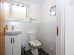 un bagno con un water, un lavandino e una finestra di Dolphin Cottage a Banff Altre 22 foto