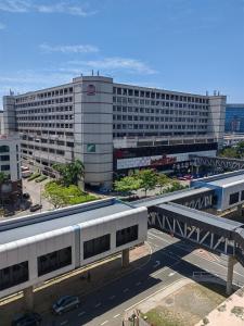 een groot gebouw met een trein ervoor bij Marina Court Kota Kinabalu in Kota Kinabalu