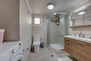 A bathroom at TAKIS GUESTHOUSE-Orneda-HERMOUPOLIS