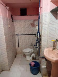 um banheiro com vaso sanitário e pia em Brown Bread Bakery Guest House em Varanasi mais 21 fotografias