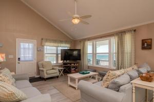 TV a/nebo společenská místnost v ubytování Into The Mystic by Oak Island Accommodations