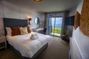 una camera da letto con un letto con asciugamani sopra di The Cliff House Hotel a Ballybunion