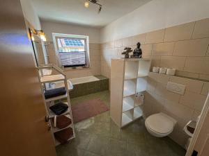 Kúpeľňa v ubytovaní Ottl's Appartements mit Kreischbergblick