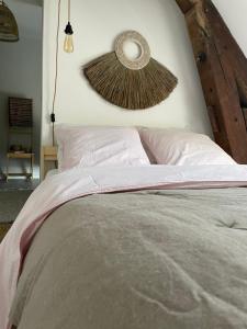 una camera con un grande letto con testiera in legno di La Cuvée , duplex à Gevrey Chambertin. a Gevrey-Chambertin
