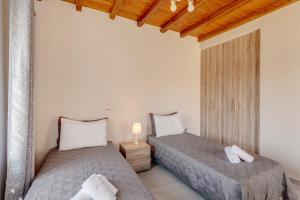 A bed or beds in a room at TAKIS GUESTHOUSE-Orneda-HERMOUPOLIS
