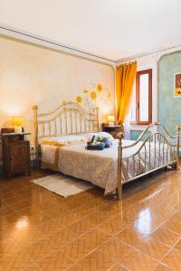 1 dormitorio con 1 cama y vestidor en B&B Al Giardino dei Laghi, en Revine Lago
