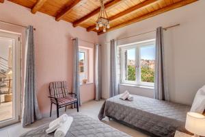 A bed or beds in a room at TAKIS GUESTHOUSE-Orneda-HERMOUPOLIS