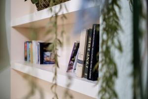 a row of books sitting on a shelf at La Casa Dei Fiori in Fabrica di Roma