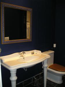 A bathroom at Posada Real Casa de Tepa