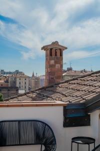 budynek z kominkiem na dachu w obiekcie Realkasa Attico Indipendenza w Bolonii