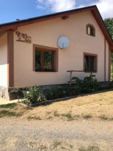 una casa con una ventana redonda a un lado en Na farme na Hodosi, en Čierny Potok