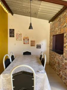 a dining room with a table and chairs at Cantinho Santiago in Alto Paraíso de Goiás