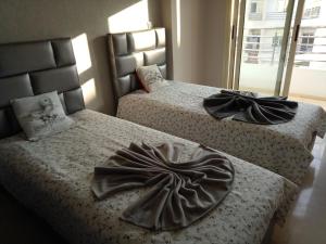 سرير أو أسرّة في غرفة في Reservyou