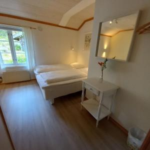 Postel nebo postele na pokoji v ubytování Sandbrekke Gjestegård
