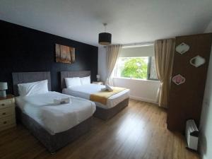 Una cama o camas en una habitación de Wild Atlantic Apartments Killarney