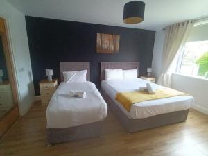 Una cama o camas en una habitación de Wild Atlantic Apartments Killarney