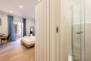 łazienka z prysznicem oraz sypialnia z łóżkiem w obiekcie B&B Interno12 w mieście Follonica +37 zdjęć