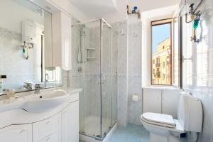 A bathroom at Luce San Lorenzo by Halldis Még 14 kép