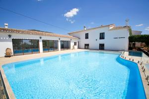 una gran piscina frente a una casa en Magnificient Rural Home With Pool and BBQ, en Alicante
