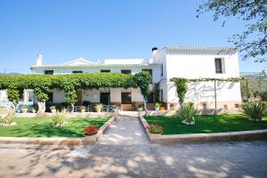 una gran casa blanca con un jardín delante de ella en Magnificient Rural Home With Pool and BBQ, en Alicante