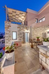 A seating area at TAKIS GUESTHOUSE-Orneda-HERMOUPOLIS