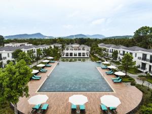 DAD Resort Phú Quốc في فو كووك: اطلالة جوية على مسبح في منتجع