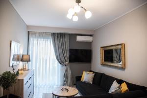 Televízia a/alebo spoločenská miestnosť v ubytovaní Filoxenia Home Ioannina