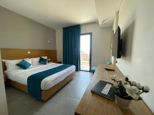 Postel nebo postele na pokoji v ubytování Majestic Byblos Grand Hotel