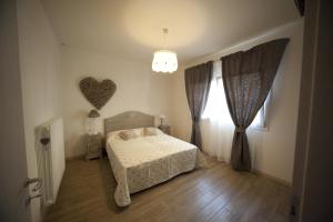 1 dormitorio con 1 cama y un corazón en la pared en Dear Venice Bed & Breakfast en Marghera