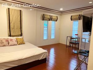 Postel nebo postele na pokoji v ubytování Aree Garden Home Private Homestay by the Waterfall Chantaburi - บ้านสวนพลิ้วอารี ริมธารน้ำตกพลิ้ว จันทบุรี