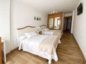 Łóżko lub łóżka w pokoju w obiekcie Apartamento Valbuena