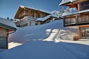 カルテンバッハにあるVilla Alpinの雪に覆われた一群の建物