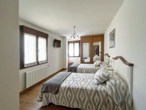 Łóżko lub łóżka w pokoju w obiekcie Apartamento Valbuena