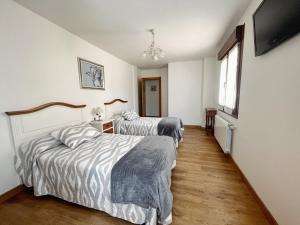 Łóżko lub łóżka w pokoju w obiekcie Apartamento Valbuena
