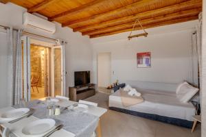 A television and/or entertainment centre at TAKIS GUESTHOUSE-Orneda-HERMOUPOLIS
